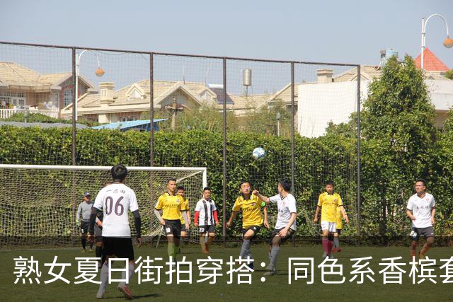 熟女夏日街拍穿搭：同色系香槟套装，温柔勾勒丰腴曲线